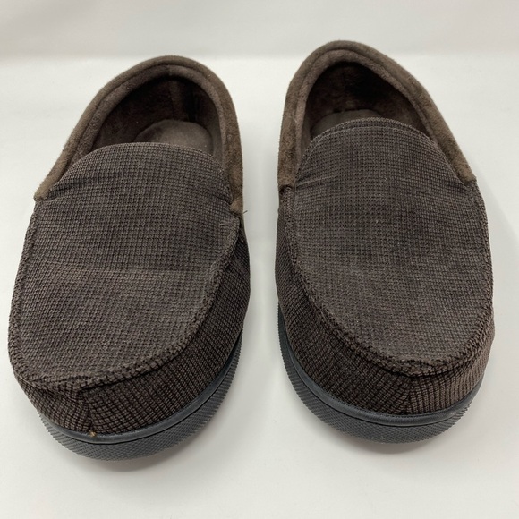 Men’s Isotoner Chocolate Brown Slippers Size 9.5 - 10.5 - Picture 2 of 5
